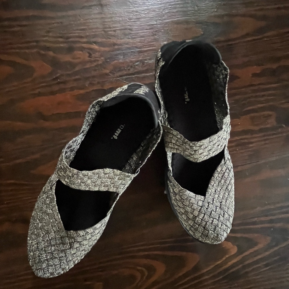Chic Bernie Mev  Black and gold wedgie shoes